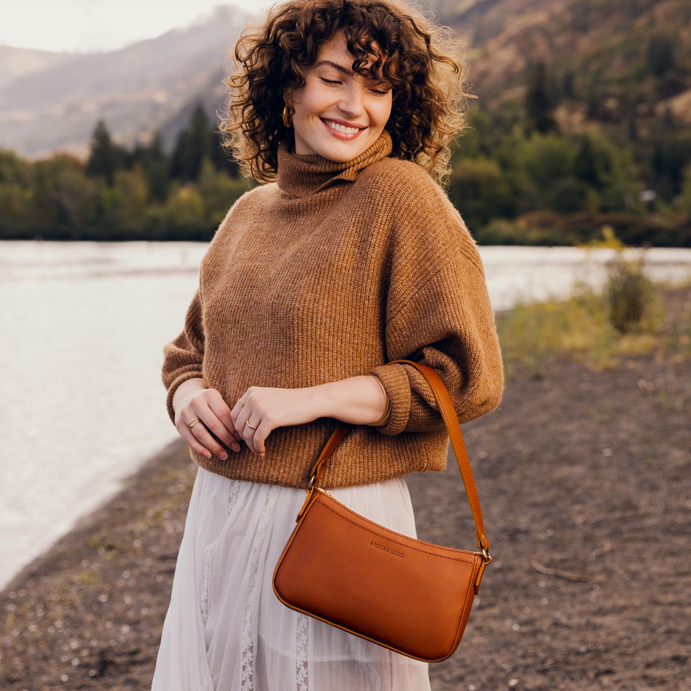  Honey | Petite bean shaped shoulder bag with a zipper closure