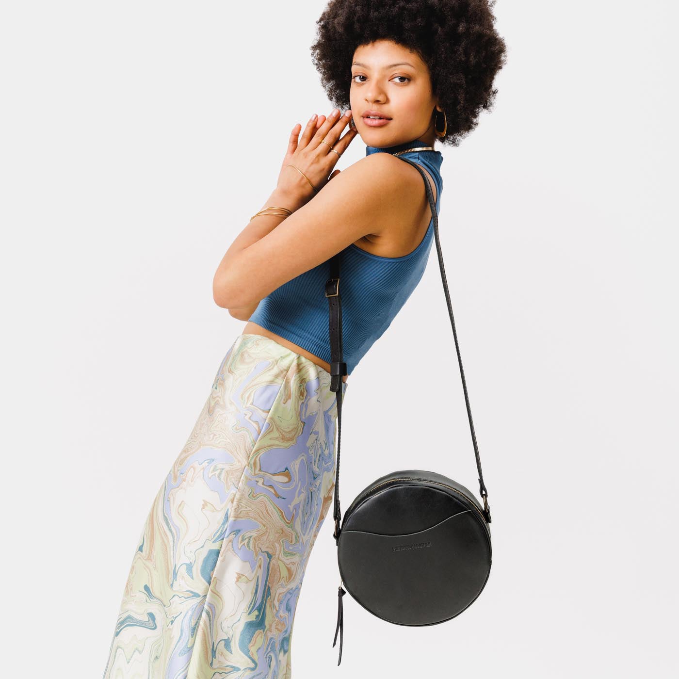 Black Large | Circle shaped crossbody bag with top zipper