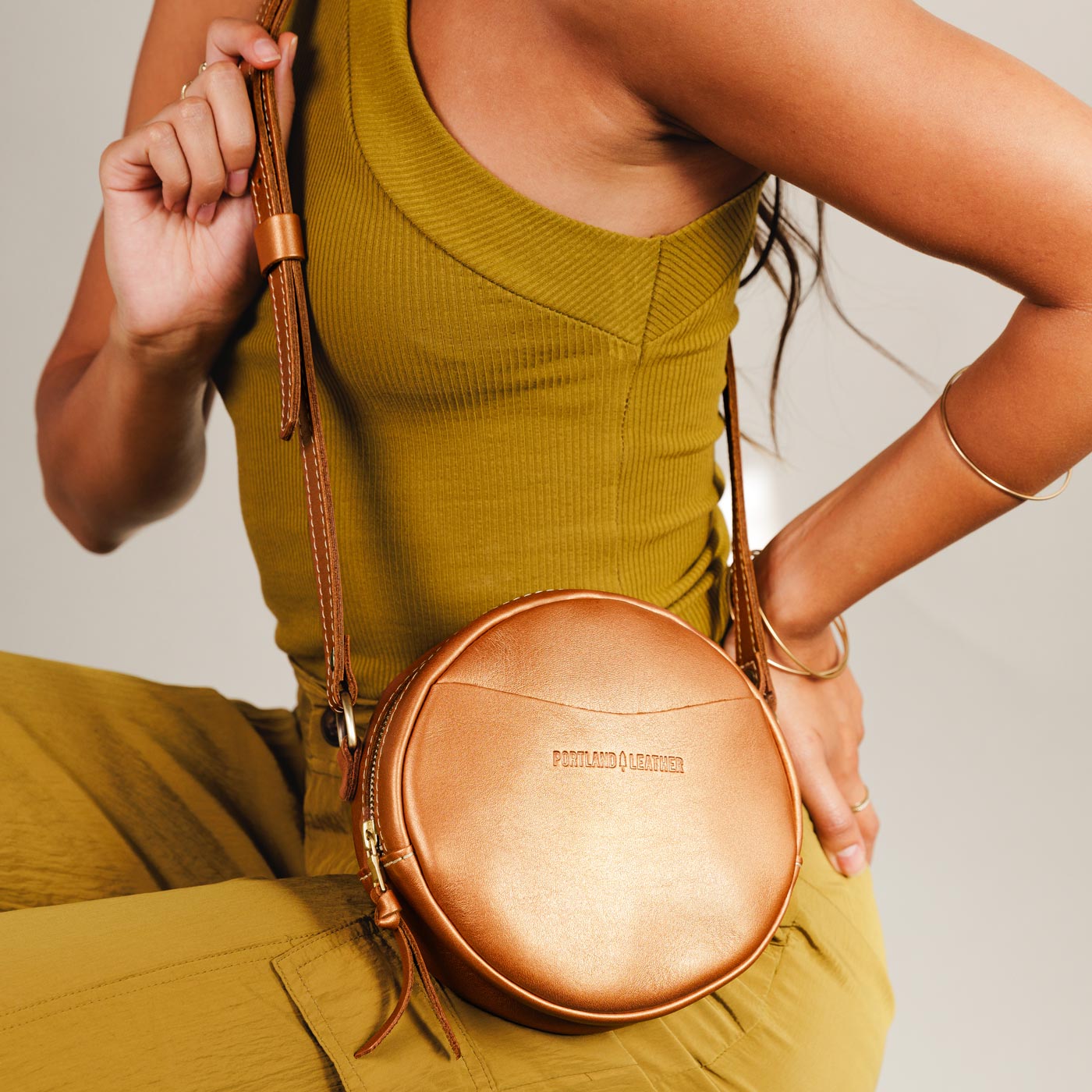 Hava Small | Circle shaped crossbody bag with top zipper