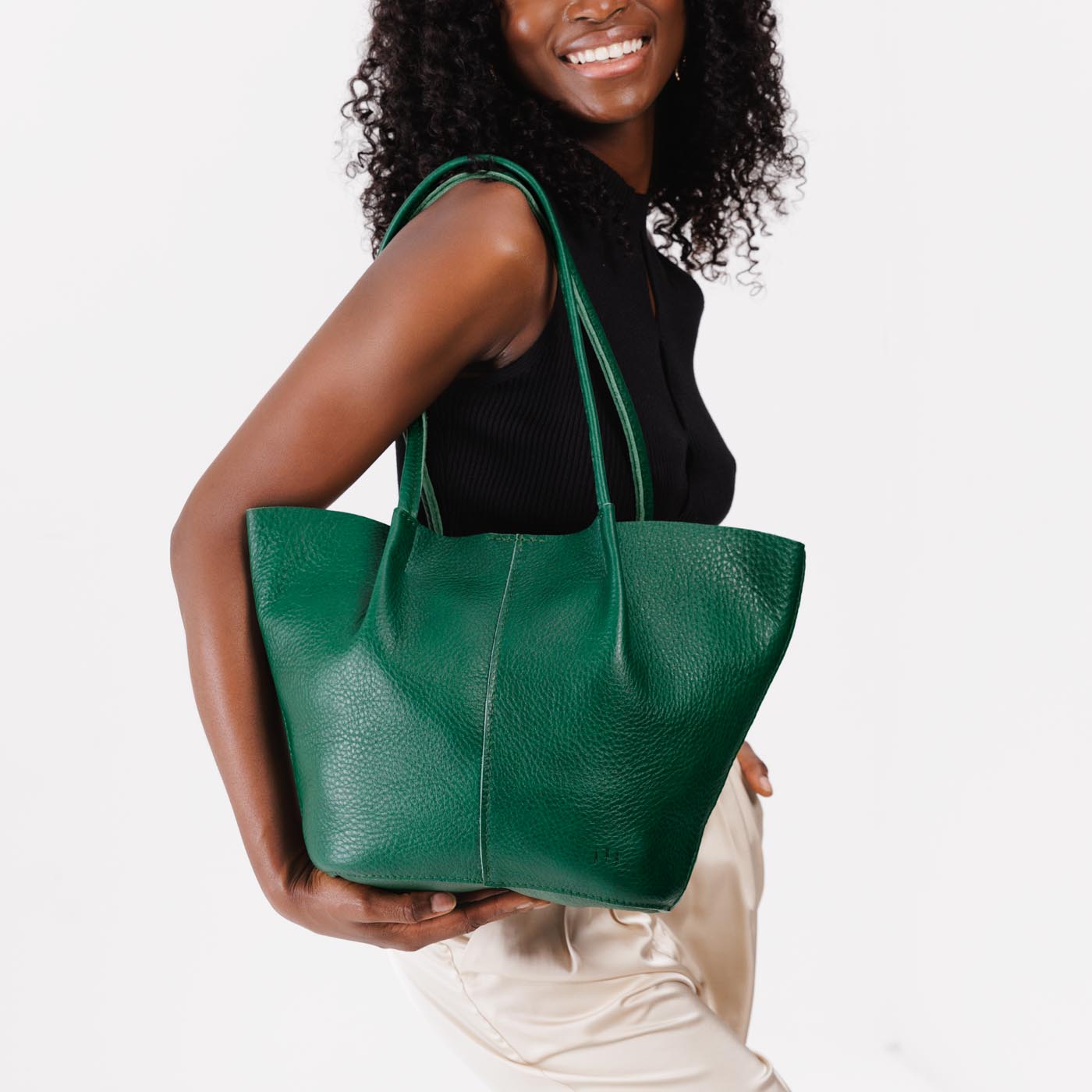 Bacalar Large | Model holding wide bucket shaped tote bag with matching leather handles