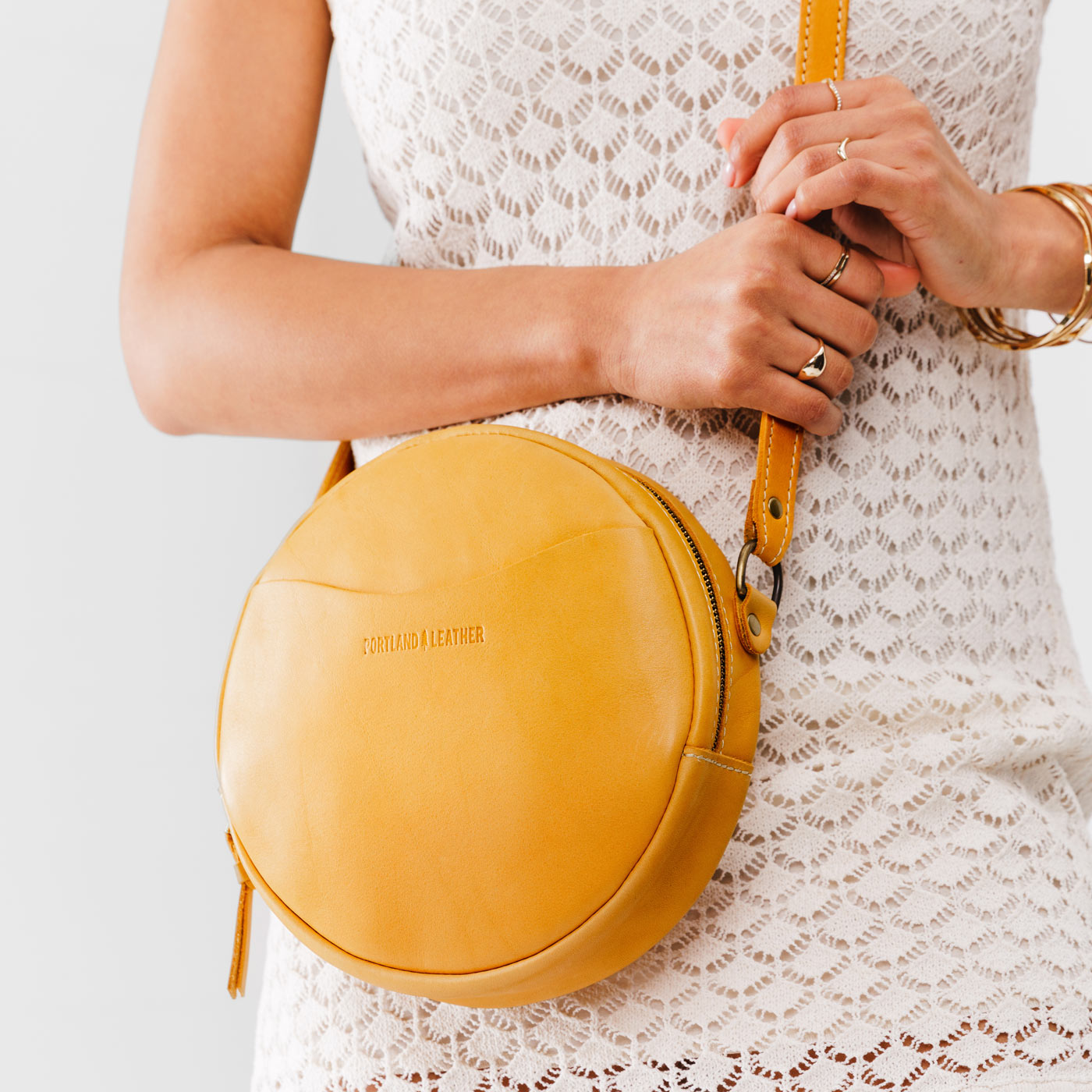 Sunflower Large | Circle shaped crossbody bag with top zipper