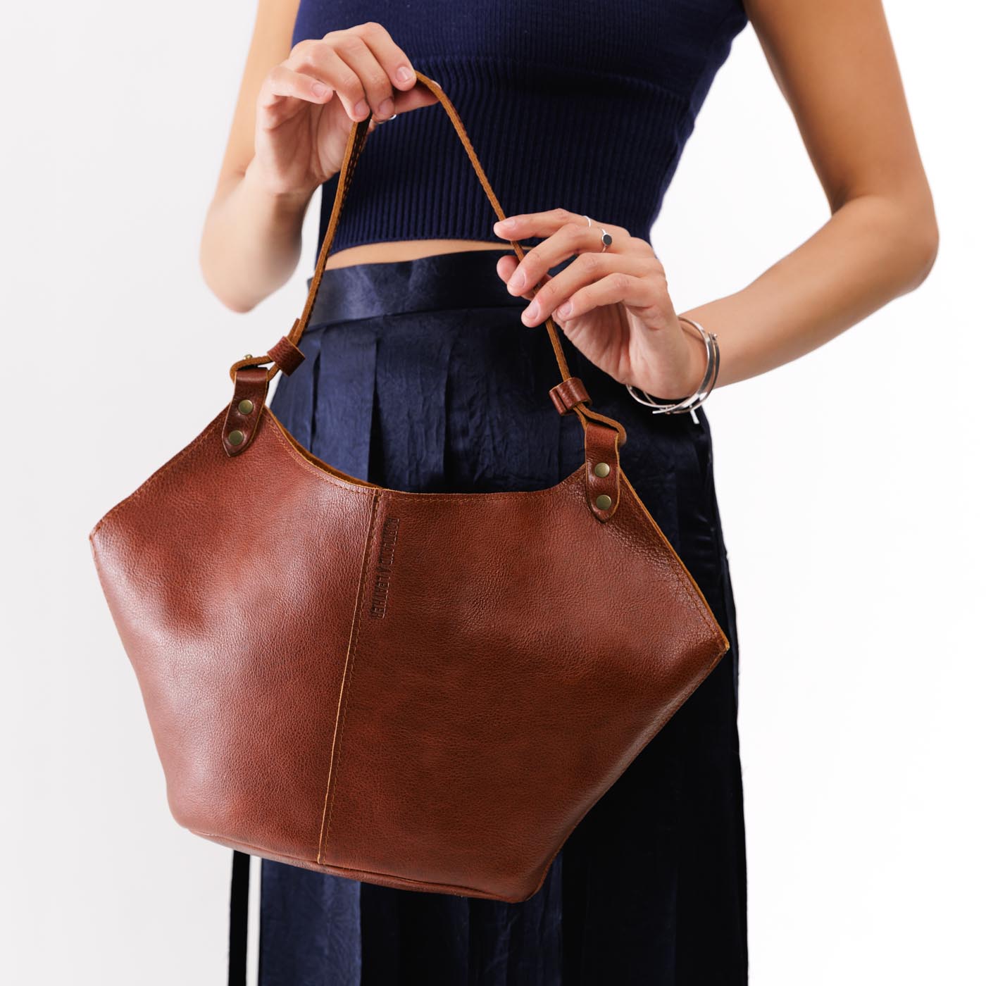 Nutmeg*Large | Structured bucket shaped handbag with an adjustable shoulder strap