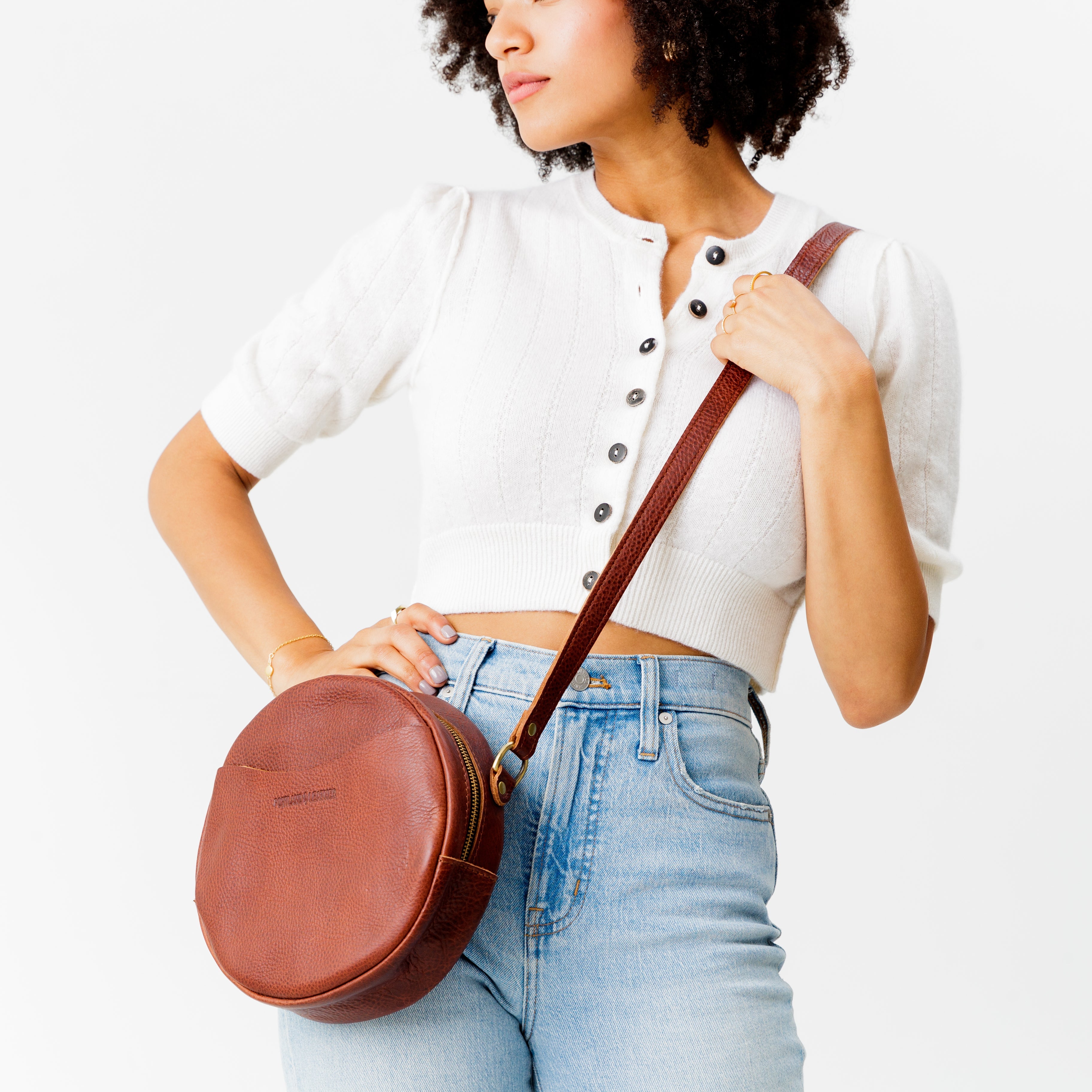 Nutmeg*Large | Circle shaped crossbody bag with top zipper