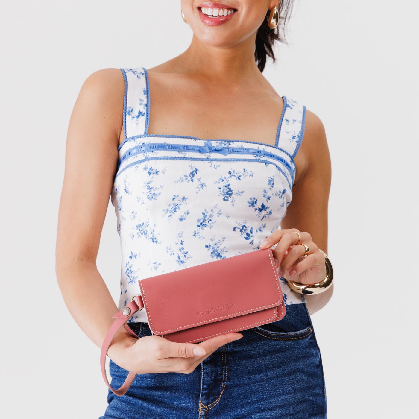 Begonia | Leather wallet clutch with wristlet and magnetic closure