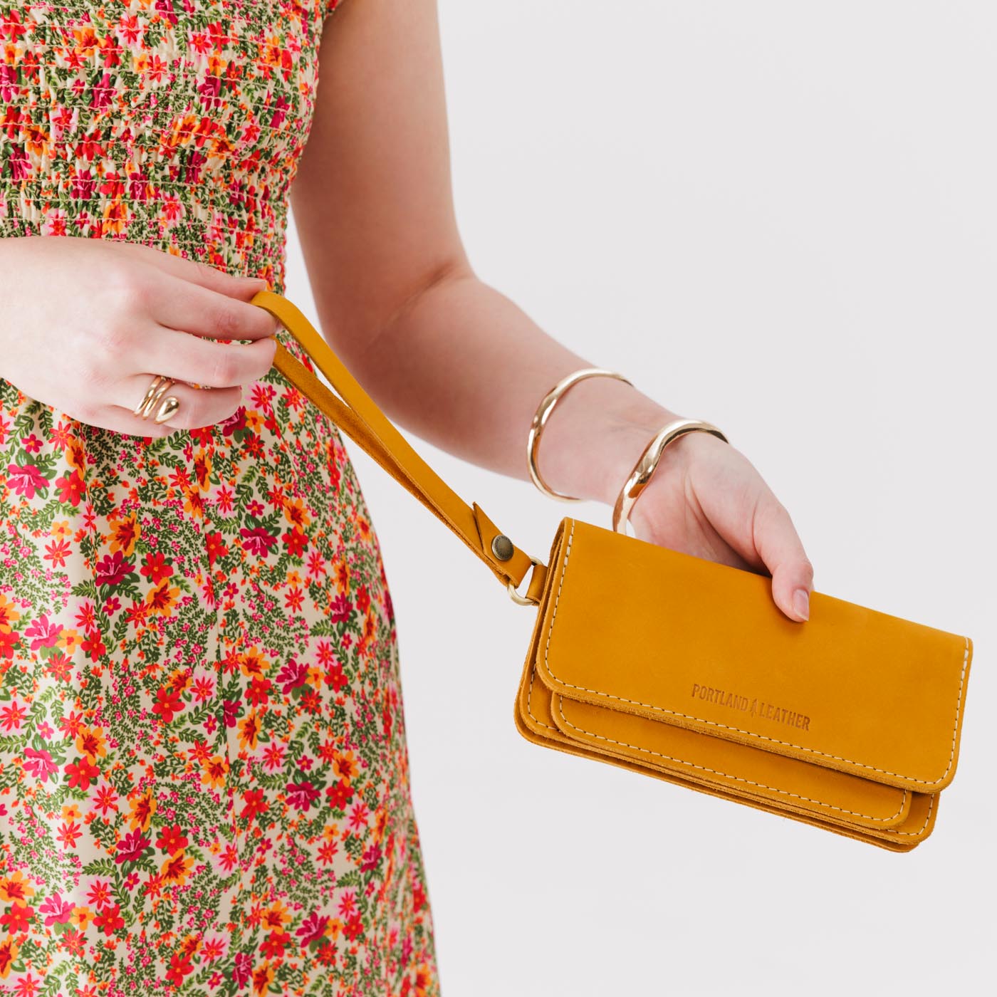 Turmeric | Leather wallet clutch with wristlet and magnetic closure