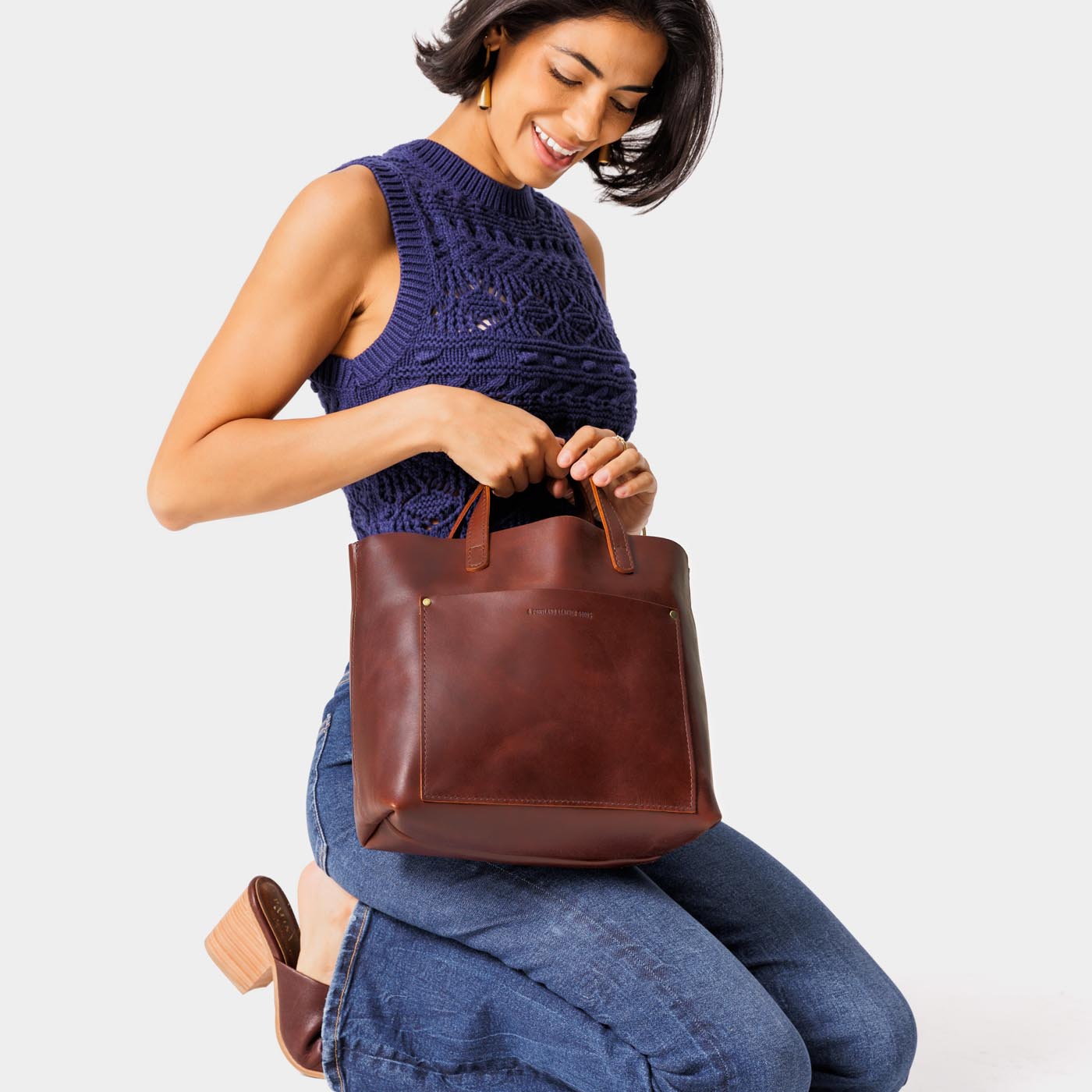 Cognac*Classic | Midsize crossbody tote with handles and a pocket