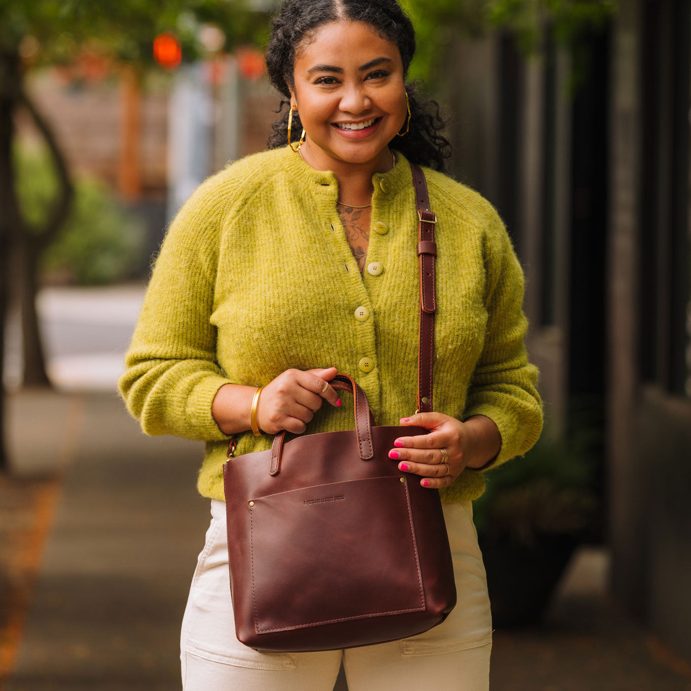 Cognac Classic | Midsize crossbody tote with handles and a pocket