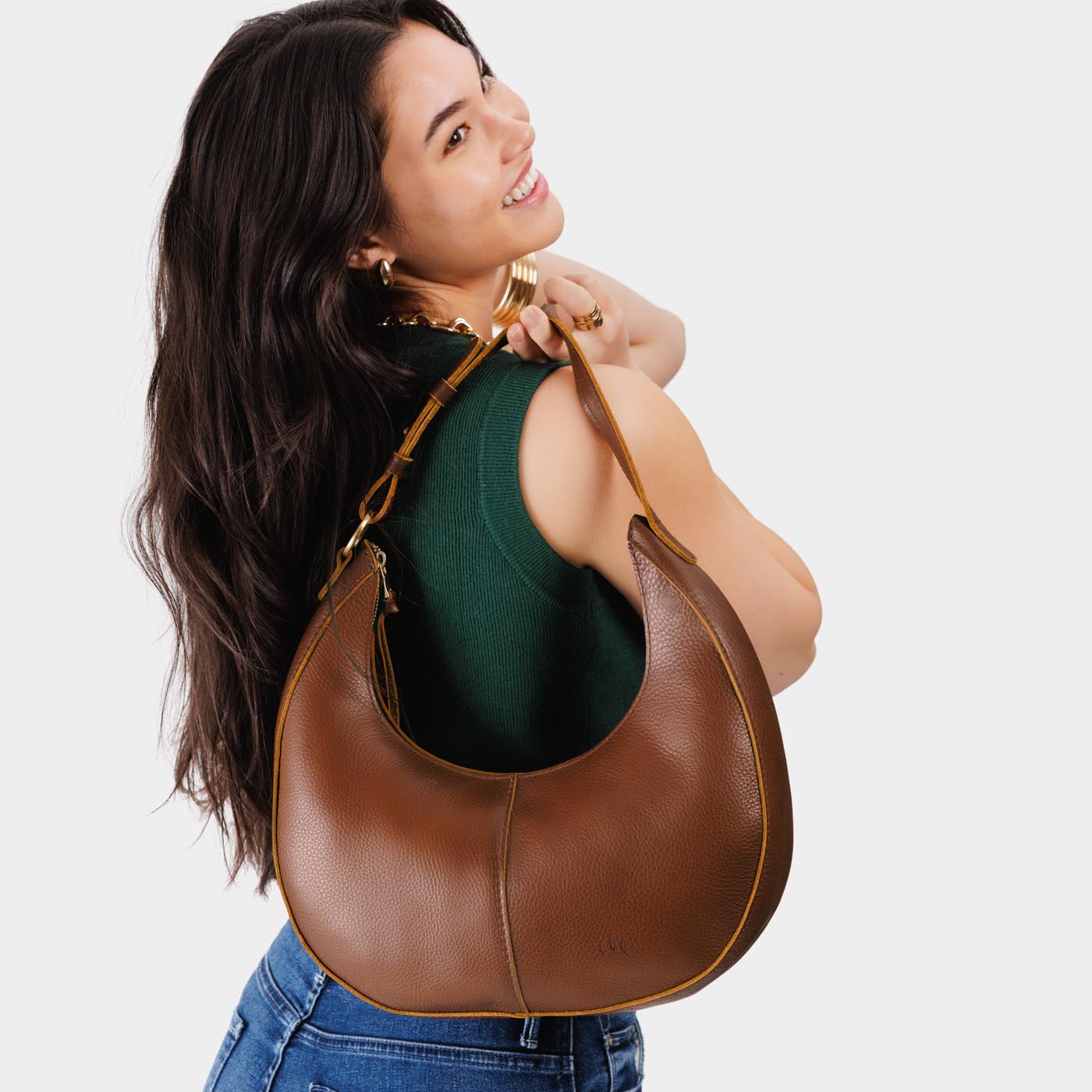 Nuez*Large | Crescent shaped shoulder bag with zipper closure and adjustable strap