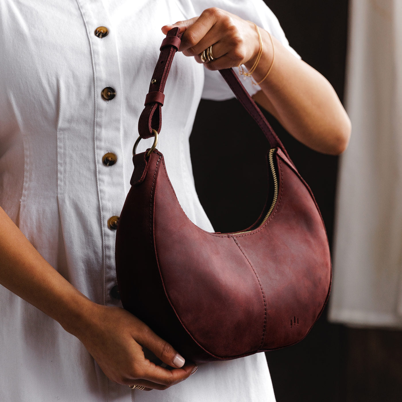 Merlot *Classic | Crescent shaped shoulder bag with zipper closure and adjustable strap