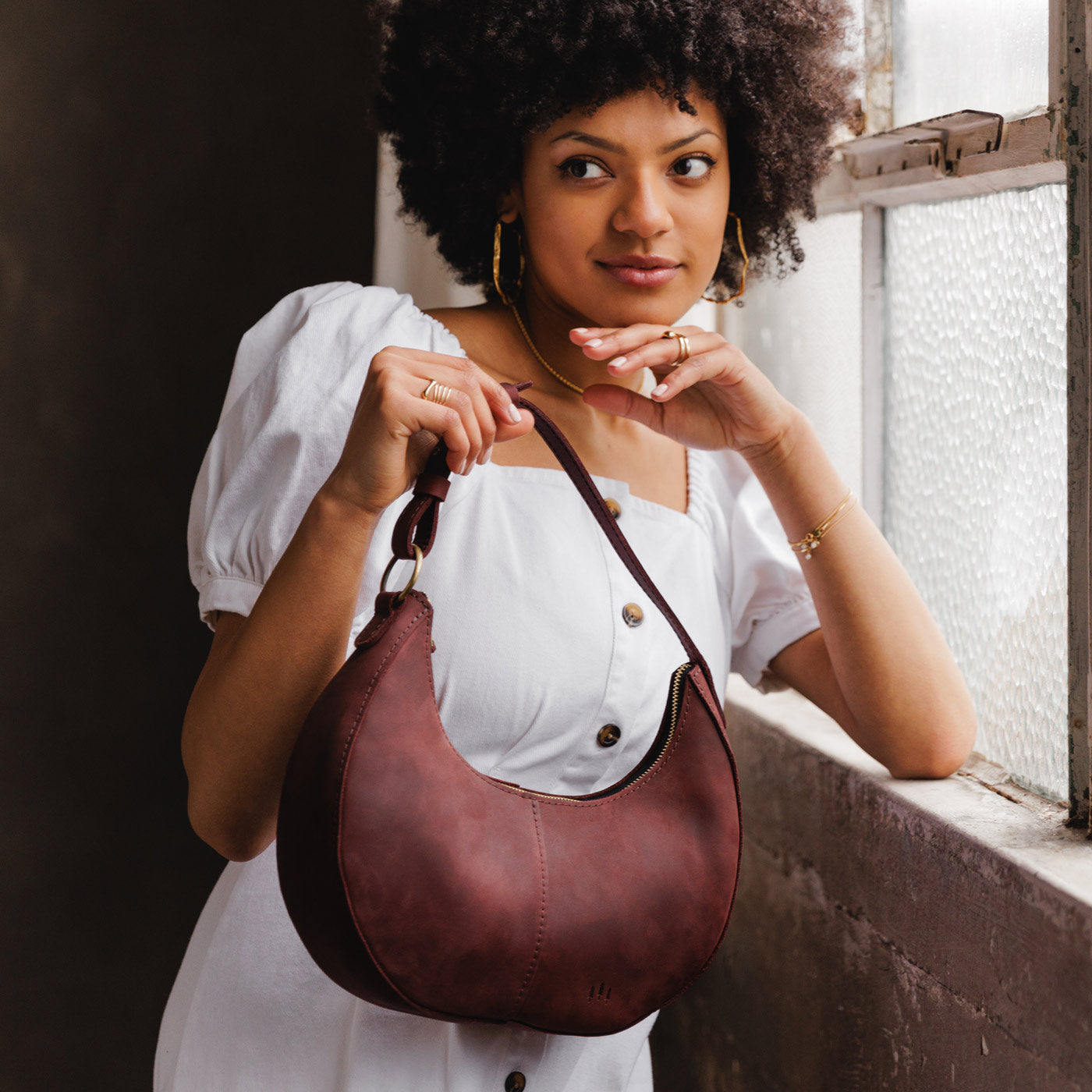 Merlot  Classic | Crescent shaped shoulder bag with zipper closure and adjustable strap