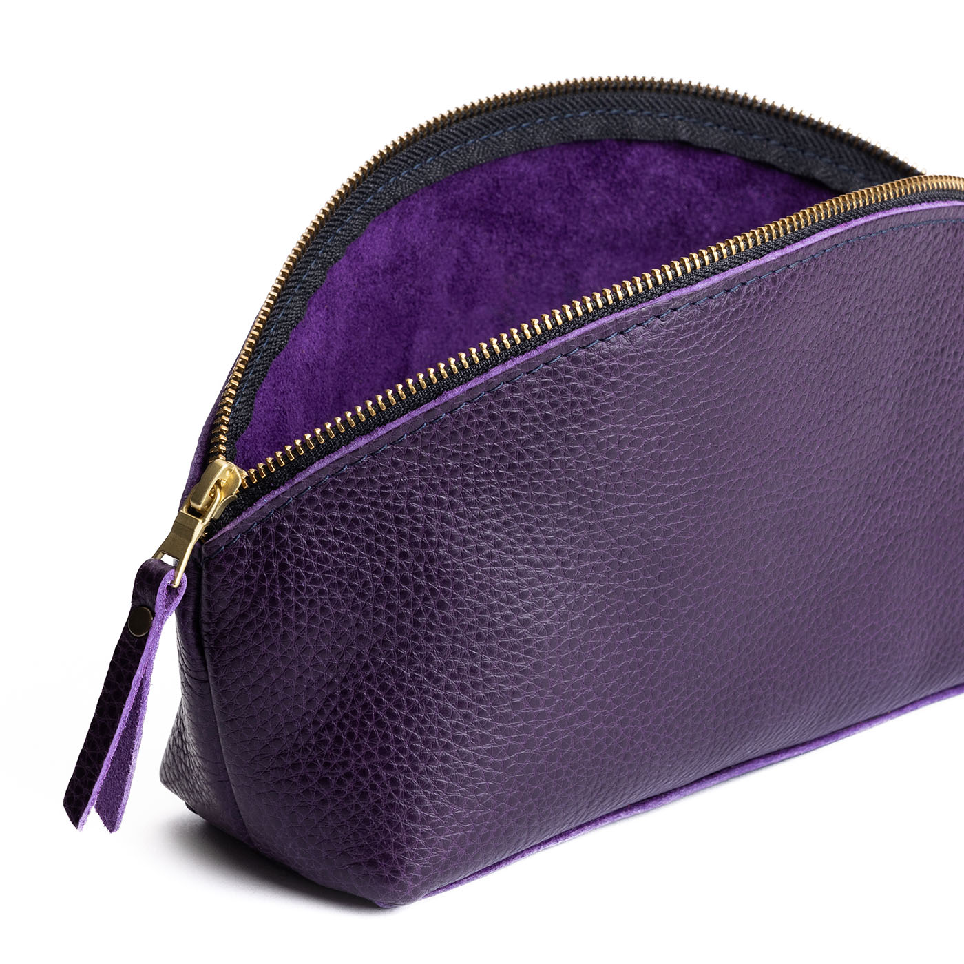 Empire | Spacious leather makeup bag with curved seams and top zipper