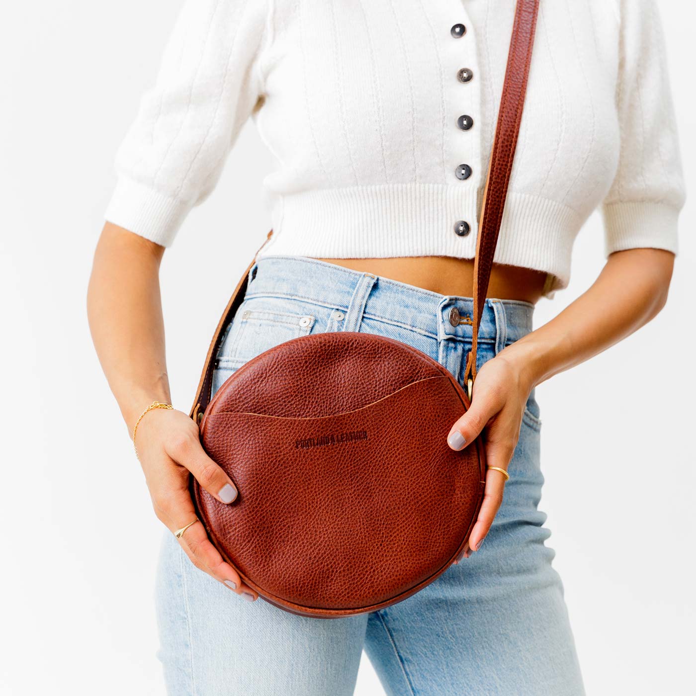 Nutmeg Large | Circle shaped crossbody bag with top zipper